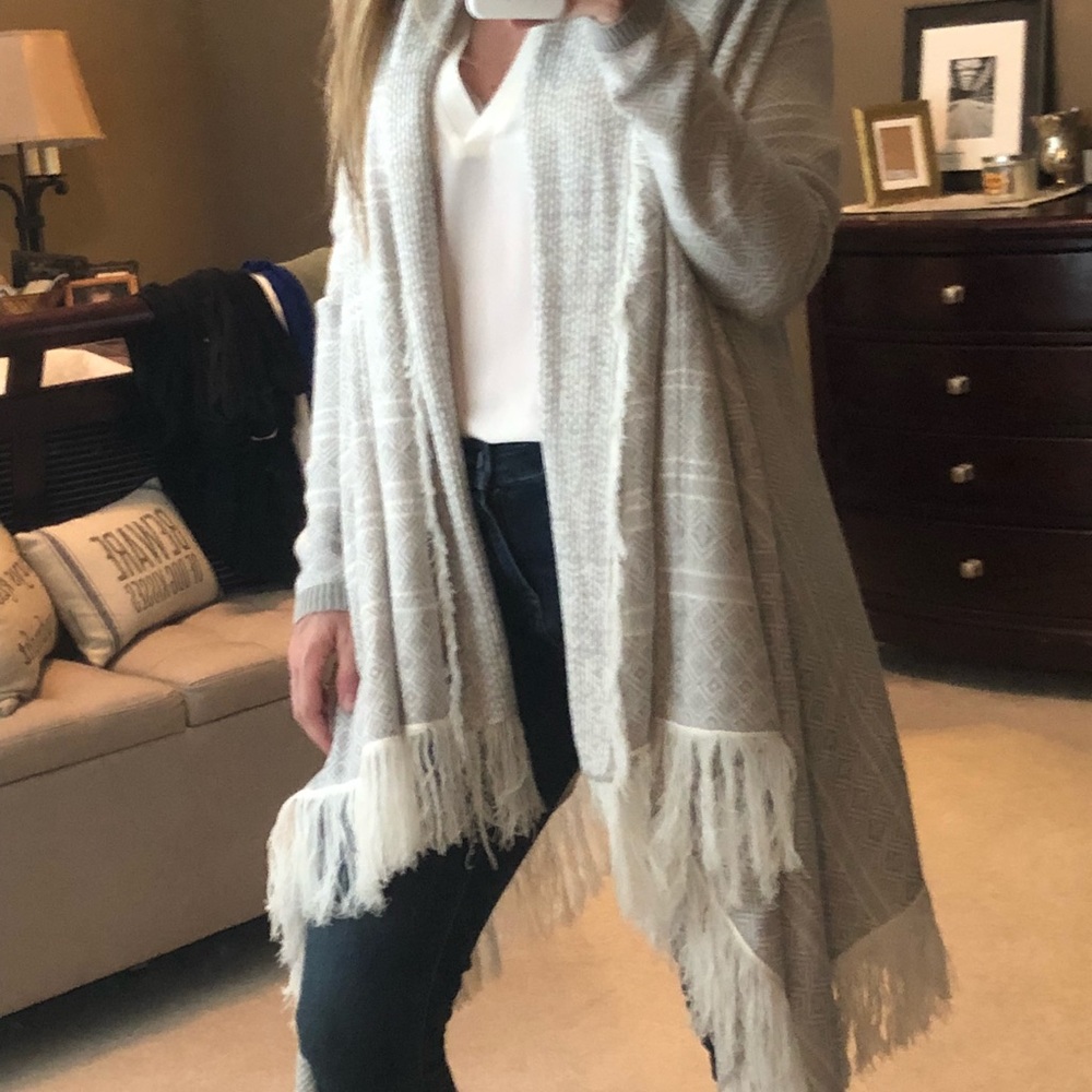 New York & Co Grey and white winter flowy cardigan